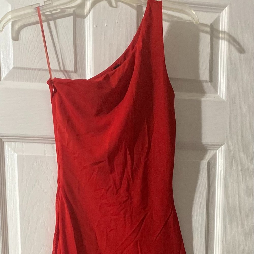 A@@@ AQ/AQ@@@ LIVIA RED ONE-SHOULDER MAXI DRESS. SIZE: 2